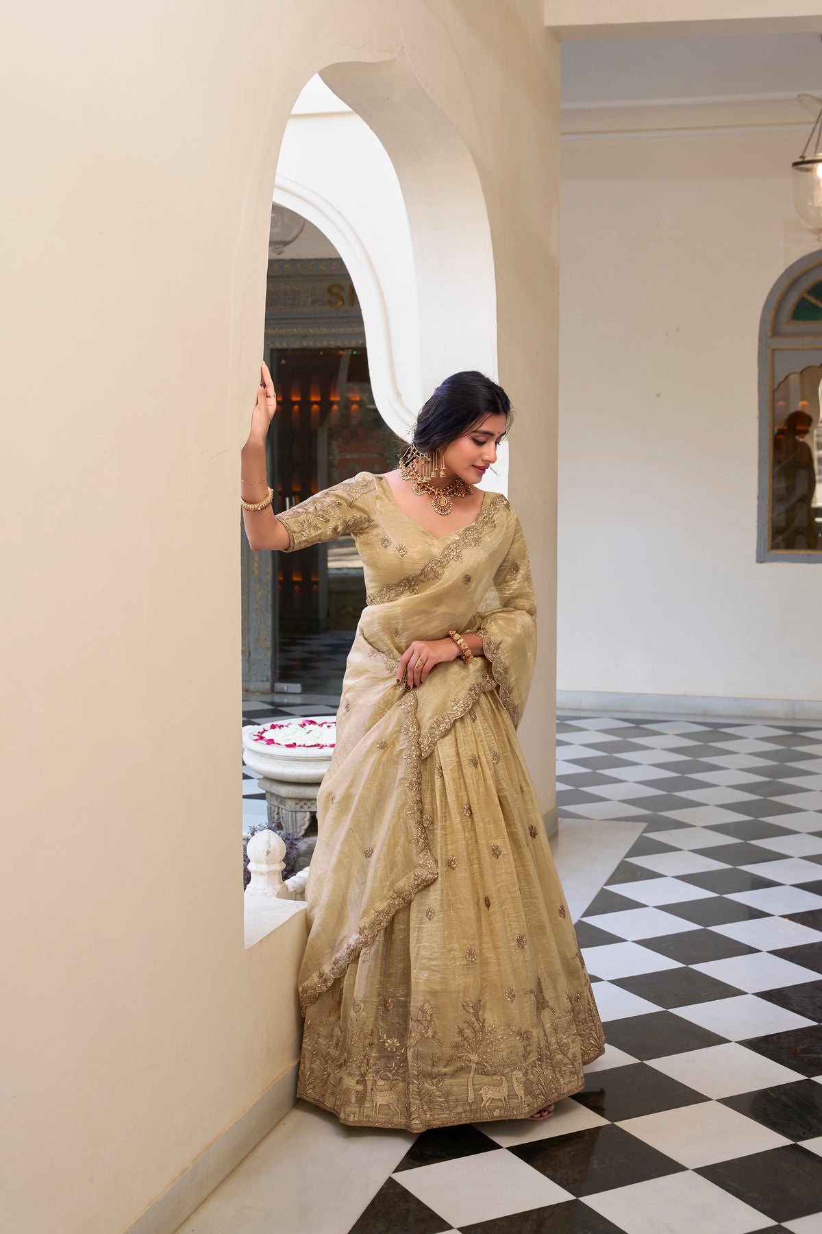 TRADITIONAL INDIAN ENSEMBLE BEAUTIFUL LEHENGA CHOLI