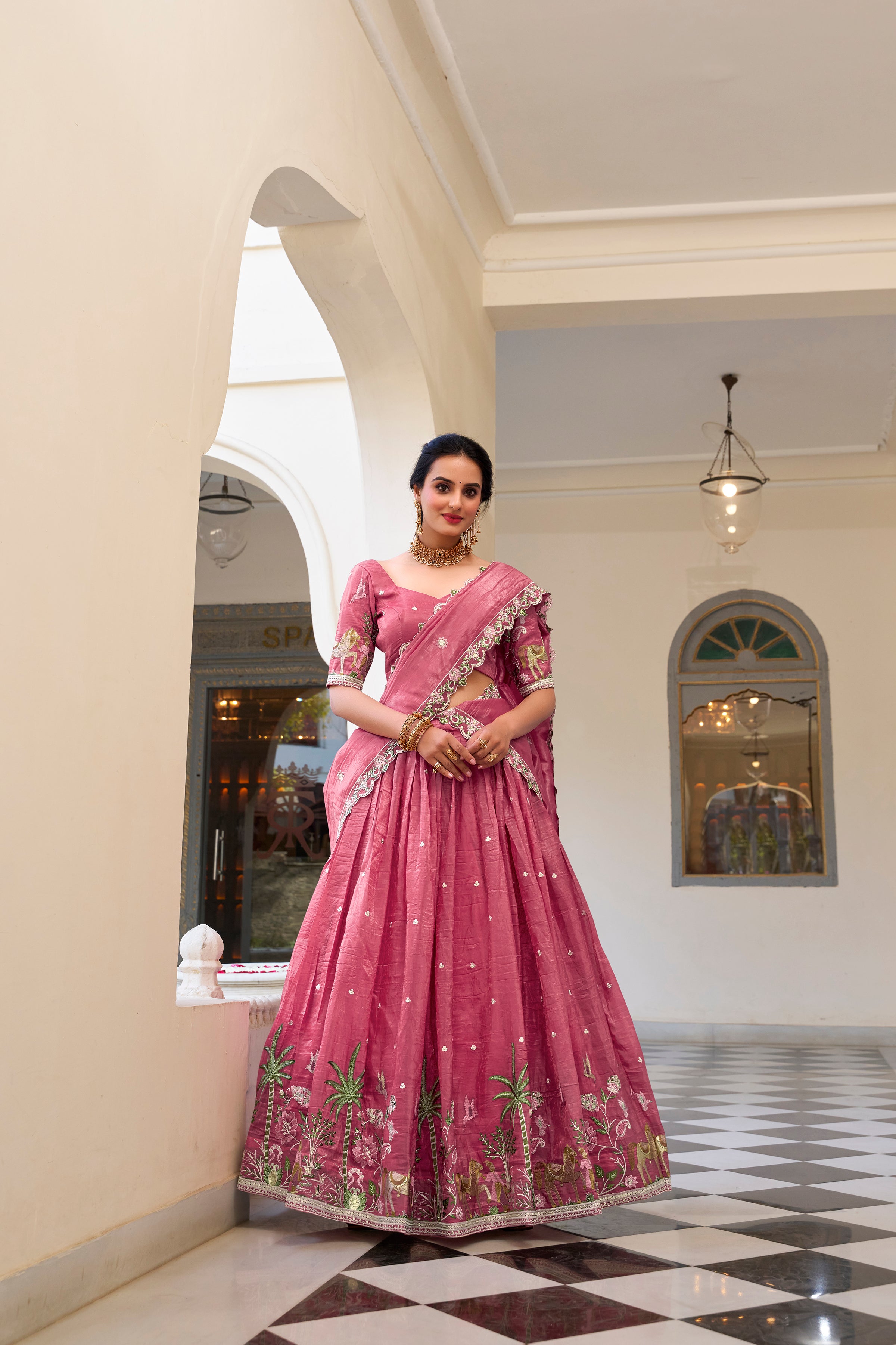 TRADITIONAL INDIAN ENSEMBLE BEAUTIFUL LEHENGA CHOLI
