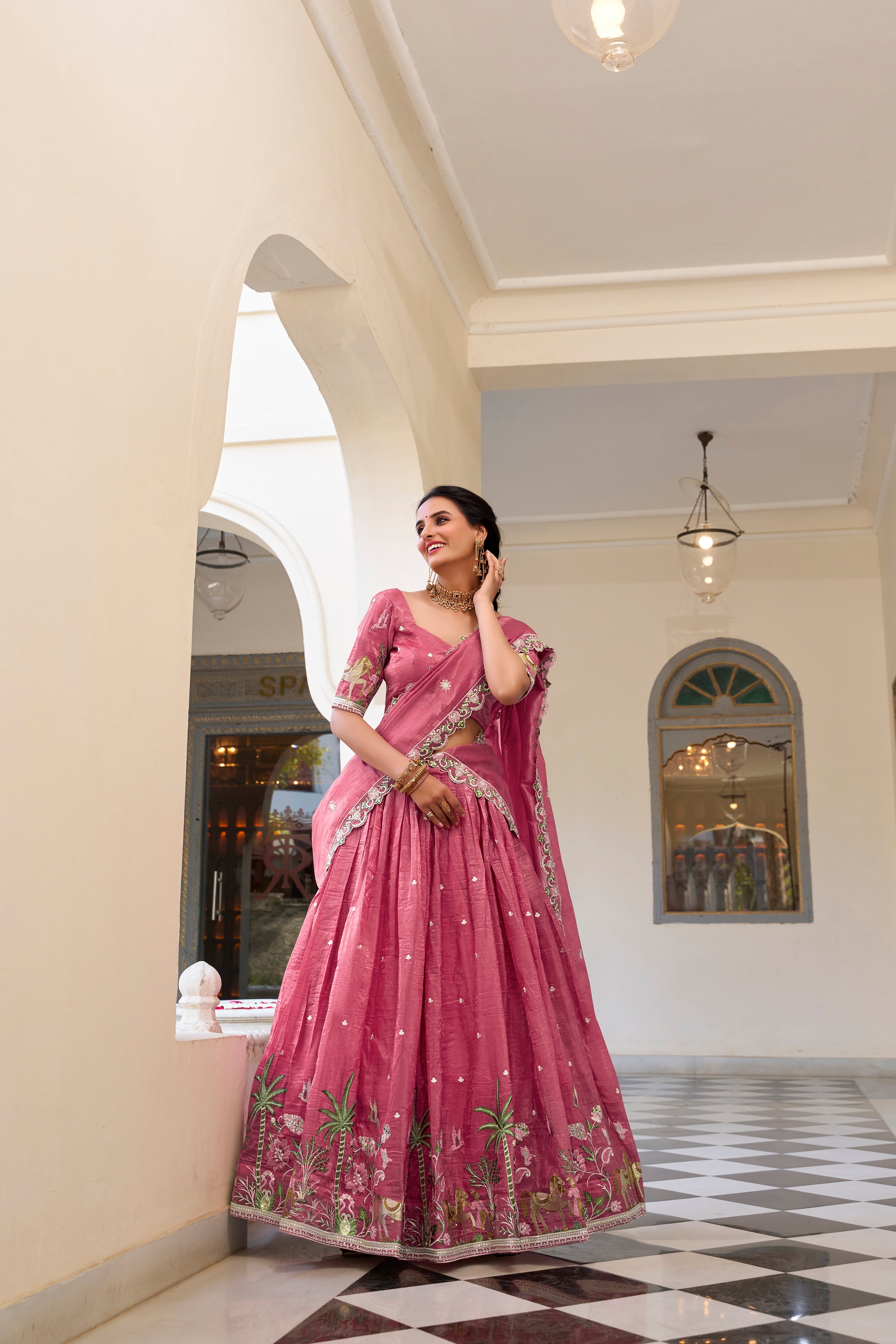 TRADITIONAL INDIAN ENSEMBLE BEAUTIFUL LEHENGA CHOLI