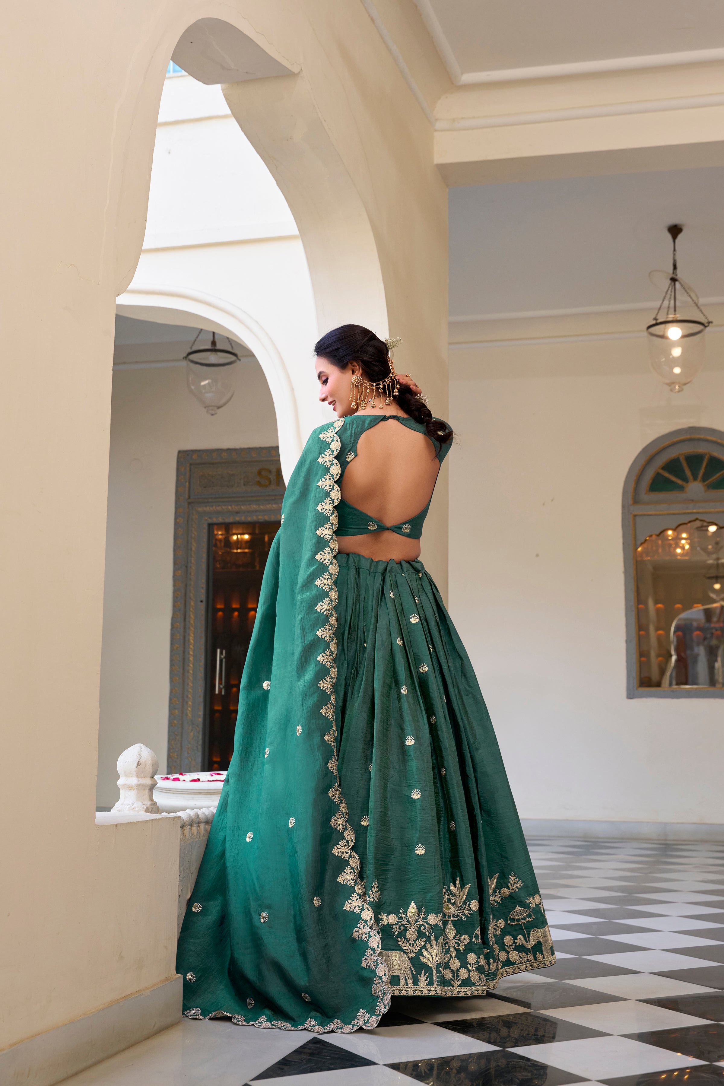 TRADITIONAL INDIAN ENSEMBLE BEAUTIFUL LEHENGA CHOLI