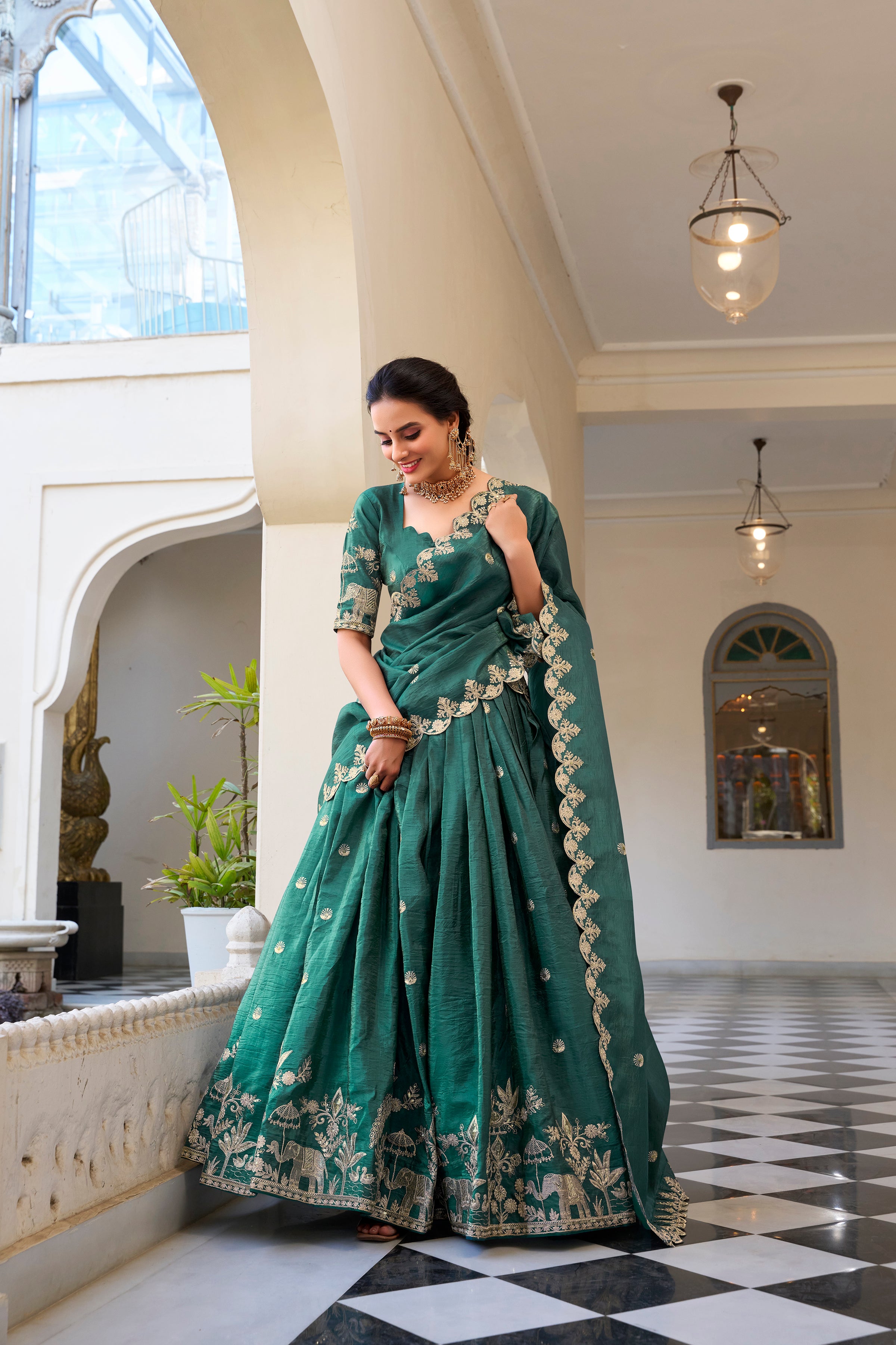 TRADITIONAL INDIAN ENSEMBLE BEAUTIFUL LEHENGA CHOLI