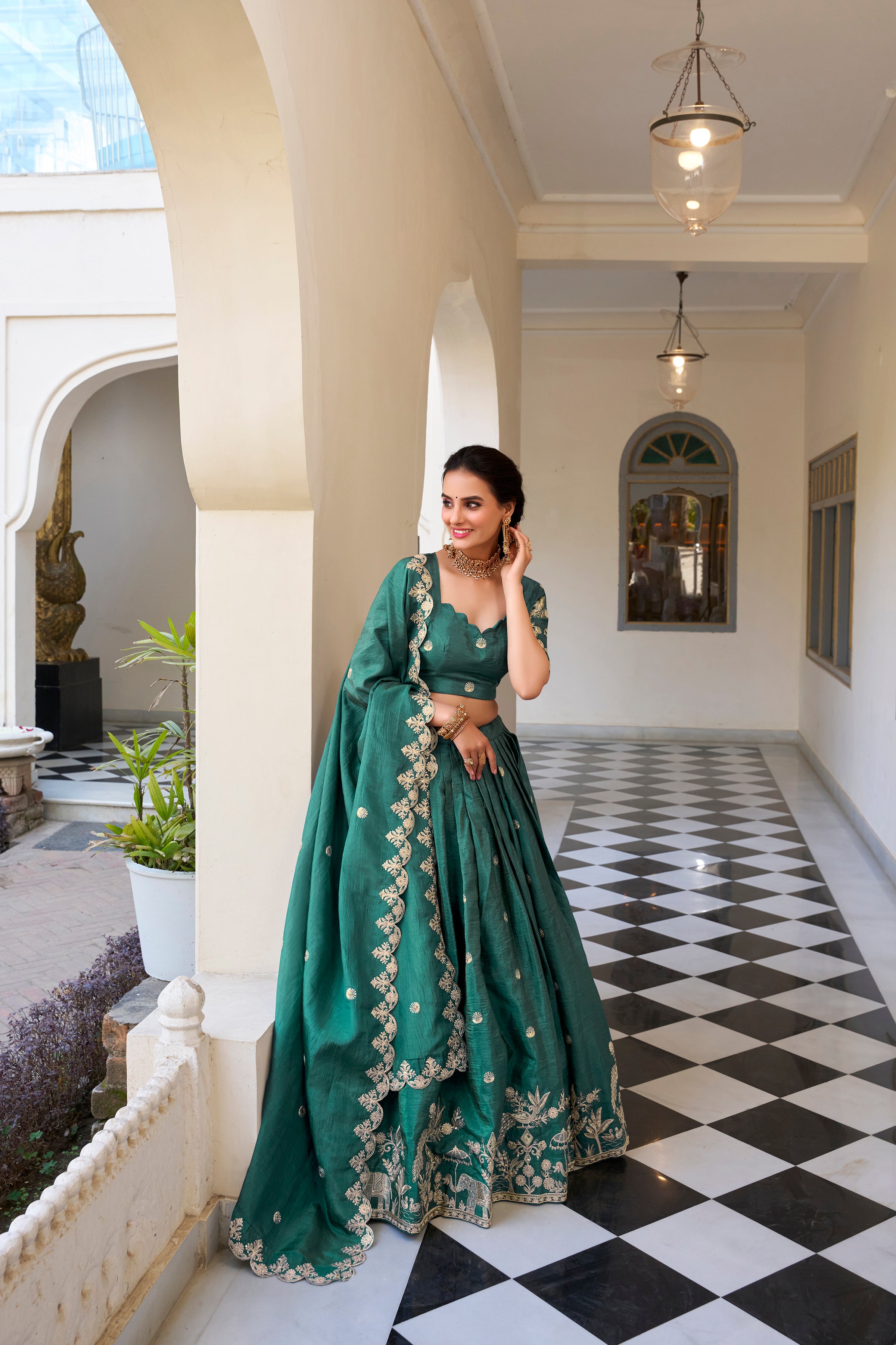 TRADITIONAL INDIAN ENSEMBLE BEAUTIFUL LEHENGA CHOLI