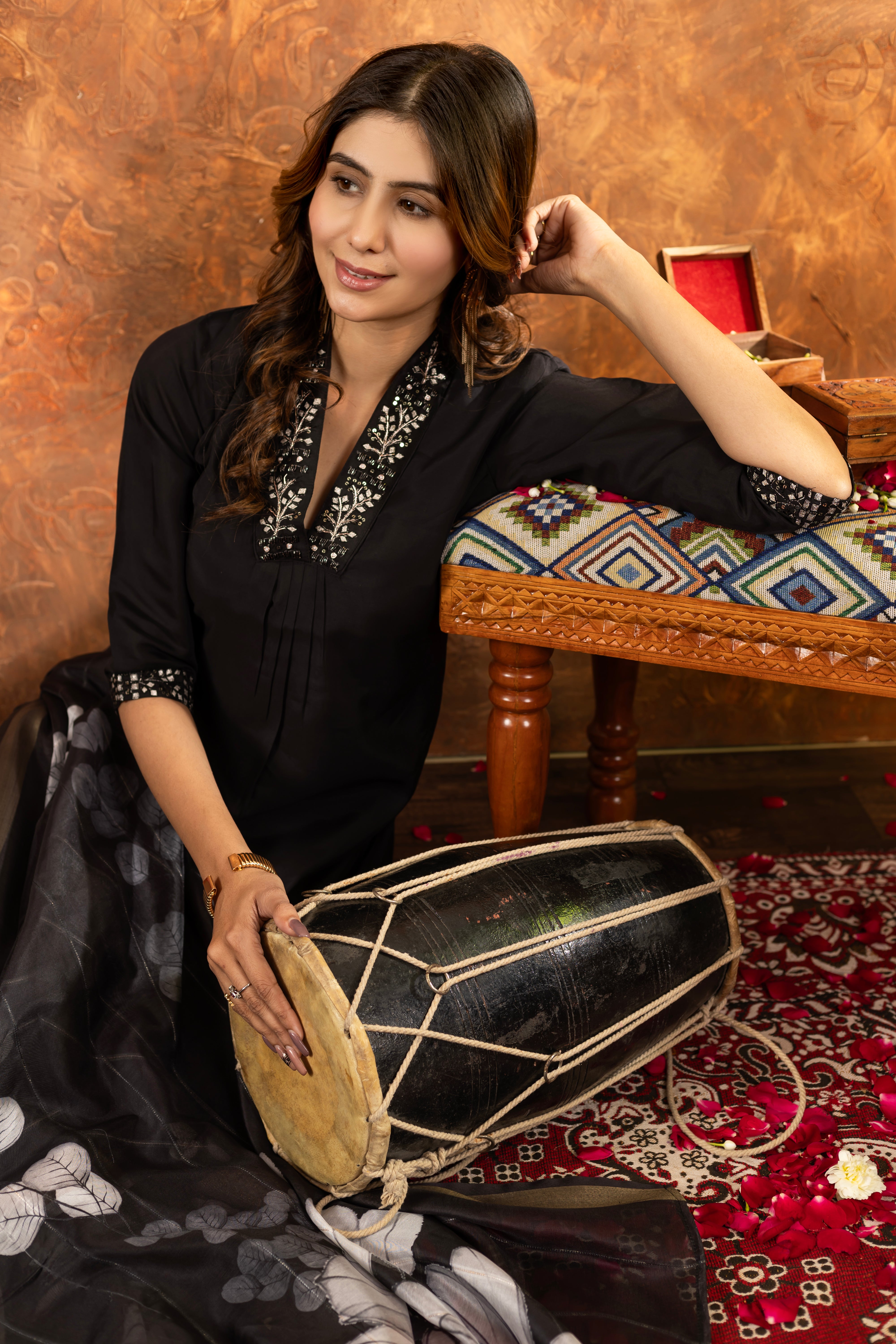 ELEGANT BLACK EMBROIDERED KURTA PANT SET WITH FLORAL DUPATTA