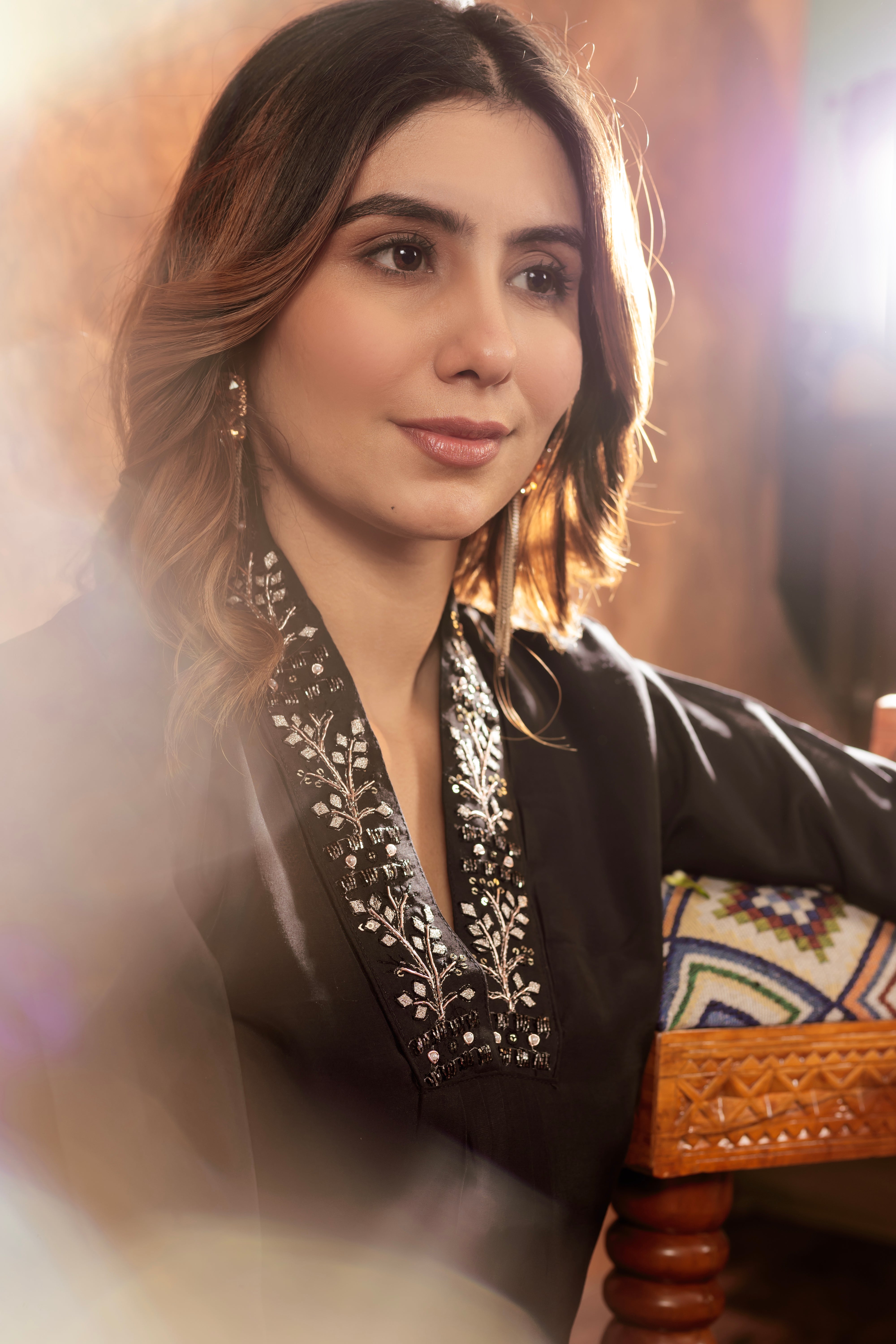 ELEGANT BLACK EMBROIDERED KURTA PANT SET WITH FLORAL DUPATTA