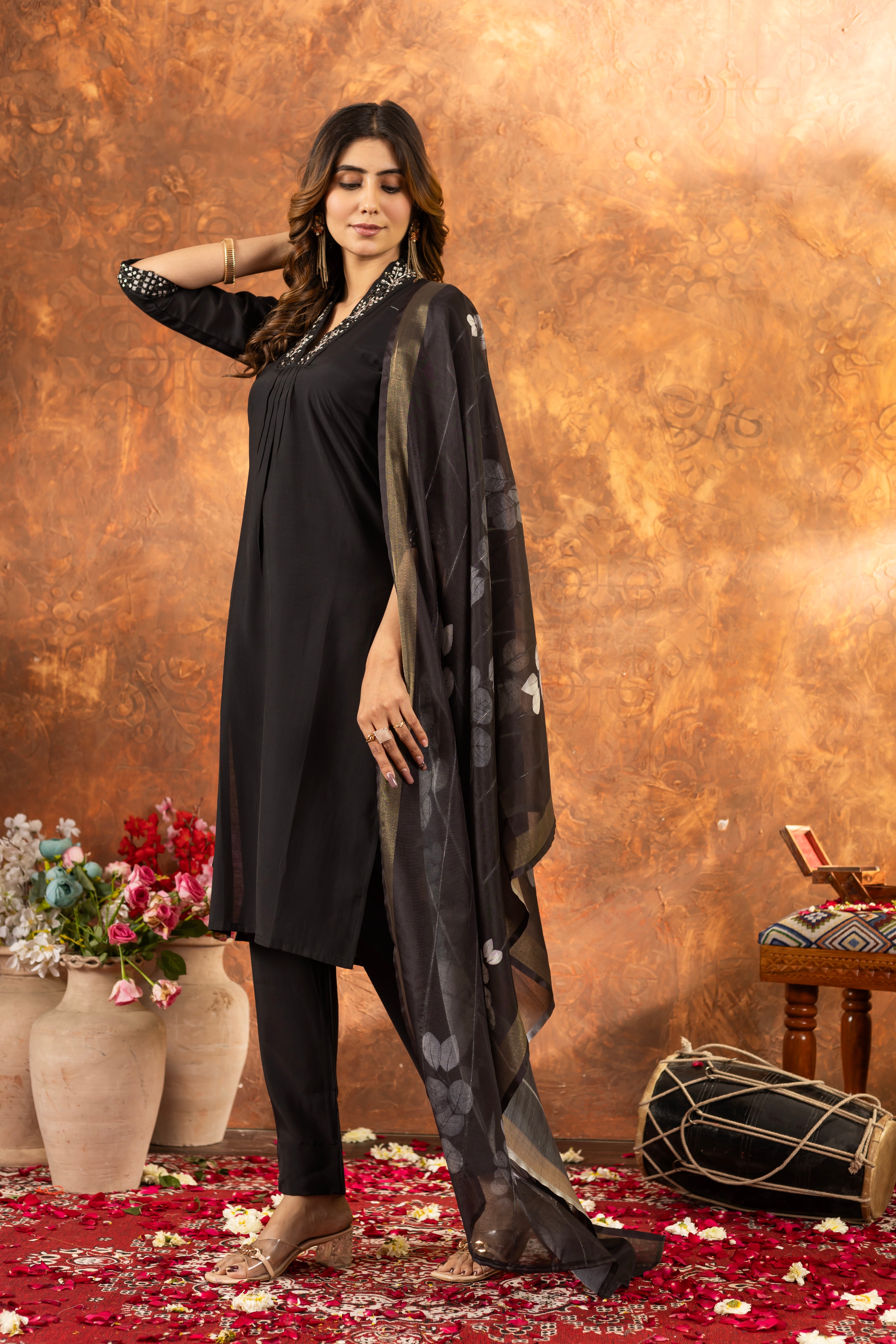 ELEGANT BLACK EMBROIDERED KURTA PANT SET WITH FLORAL DUPATTA