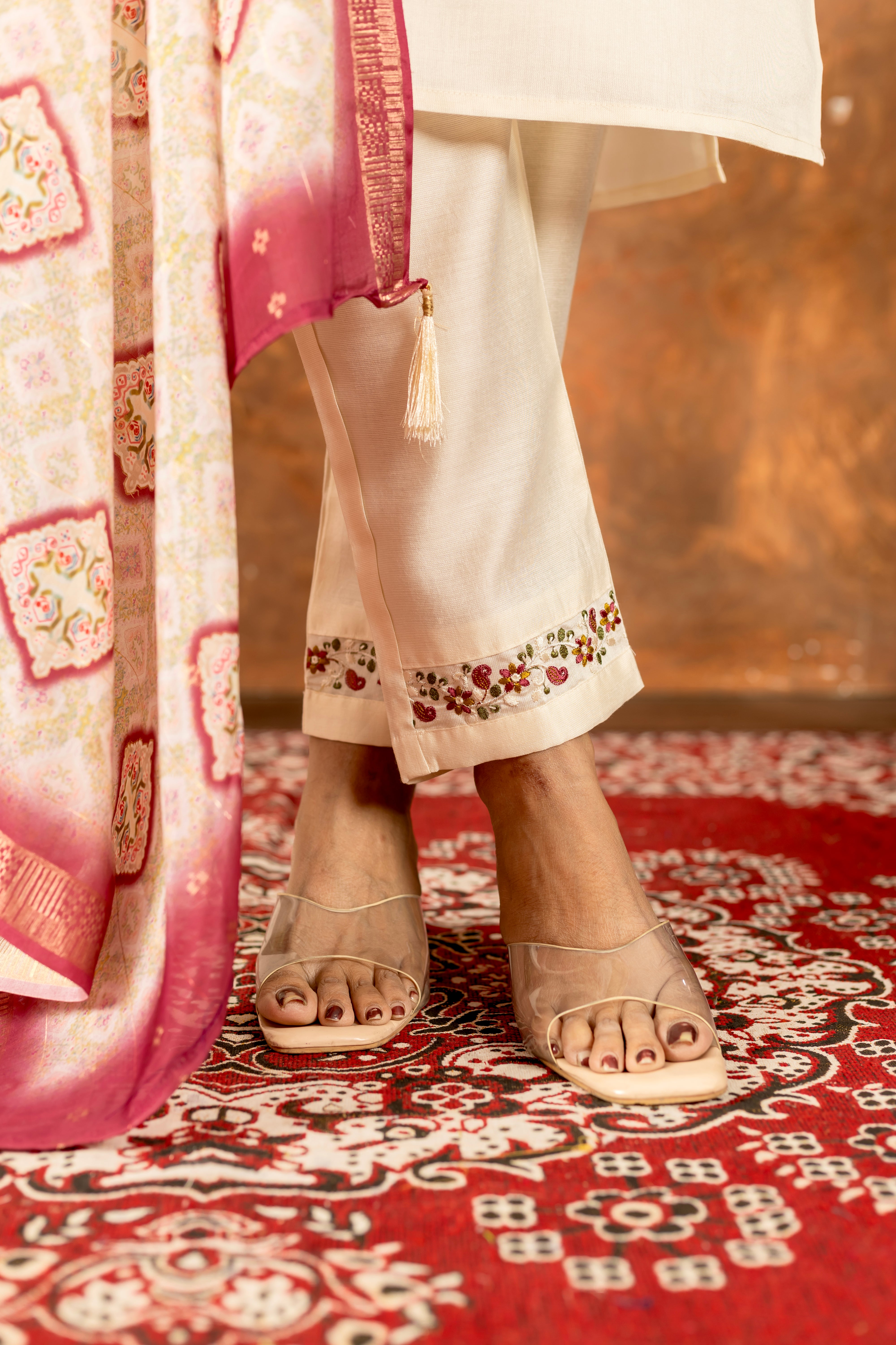 ELEGANT OFF-WHITE EMBROIDERED FESTIVAL SUIT SET WITH PRINTED DUPATTA