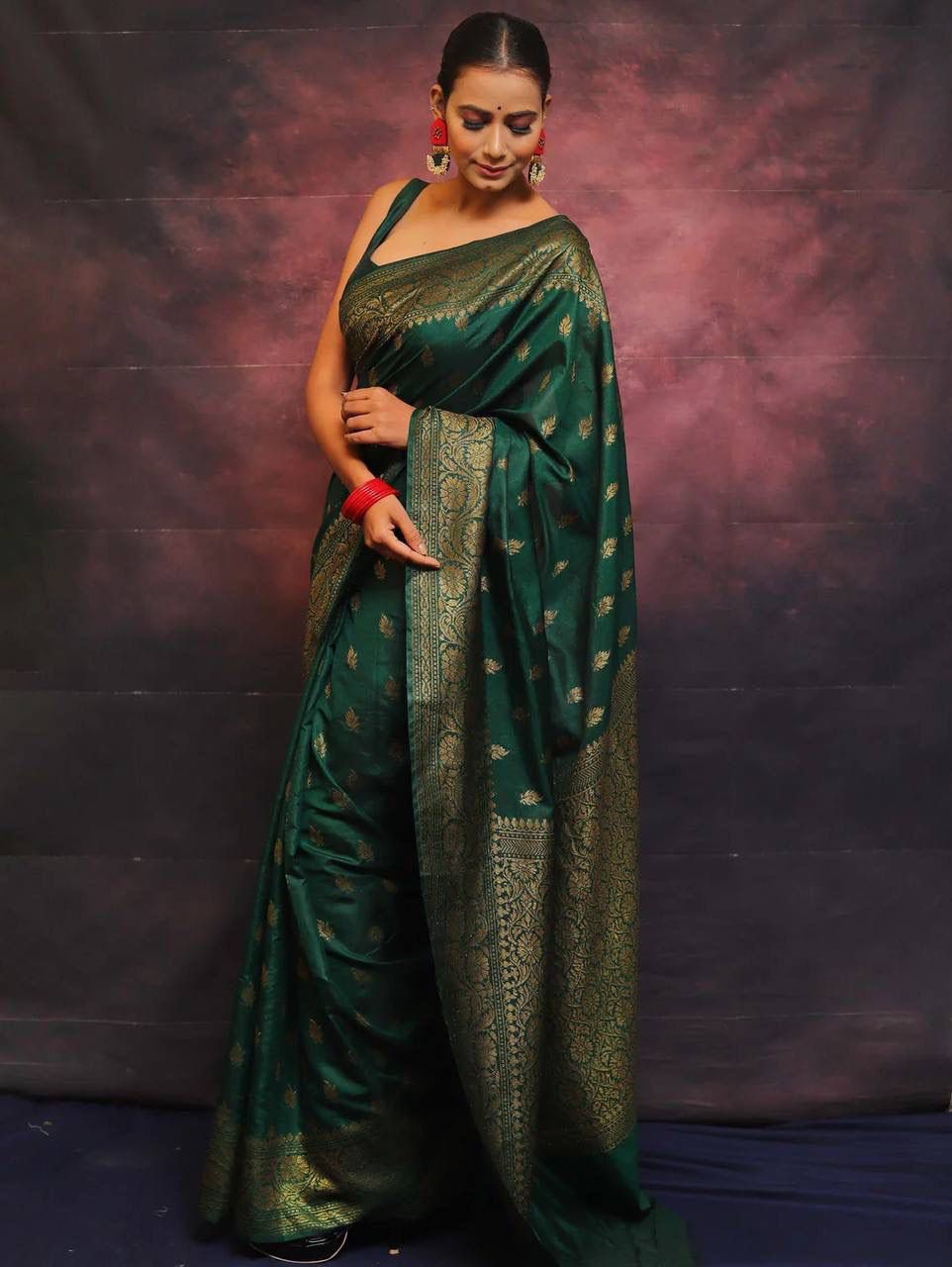 ADORNING DARK GREEN SOFT SILK SAREE WITH PROMINENT BLOUSE PIECE
