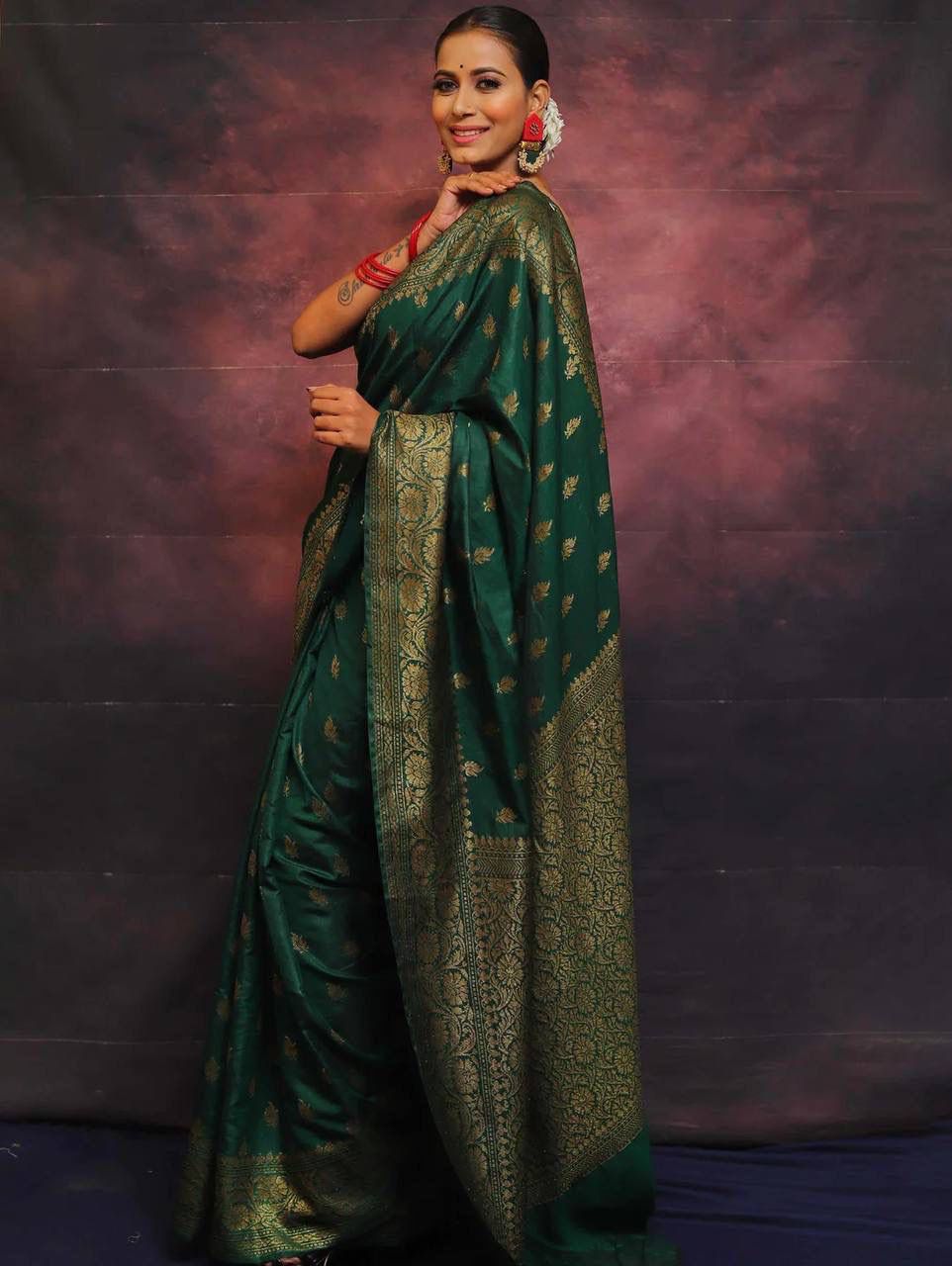 ADORNING DARK GREEN SOFT SILK SAREE WITH PROMINENT BLOUSE PIECE