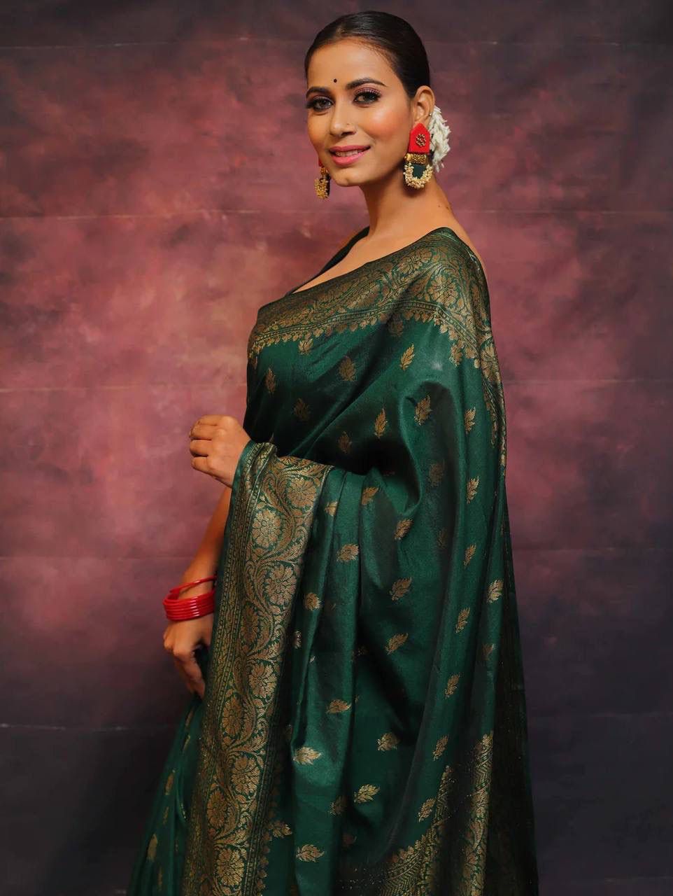 ADORNING DARK GREEN SOFT SILK SAREE WITH PROMINENT BLOUSE PIECE