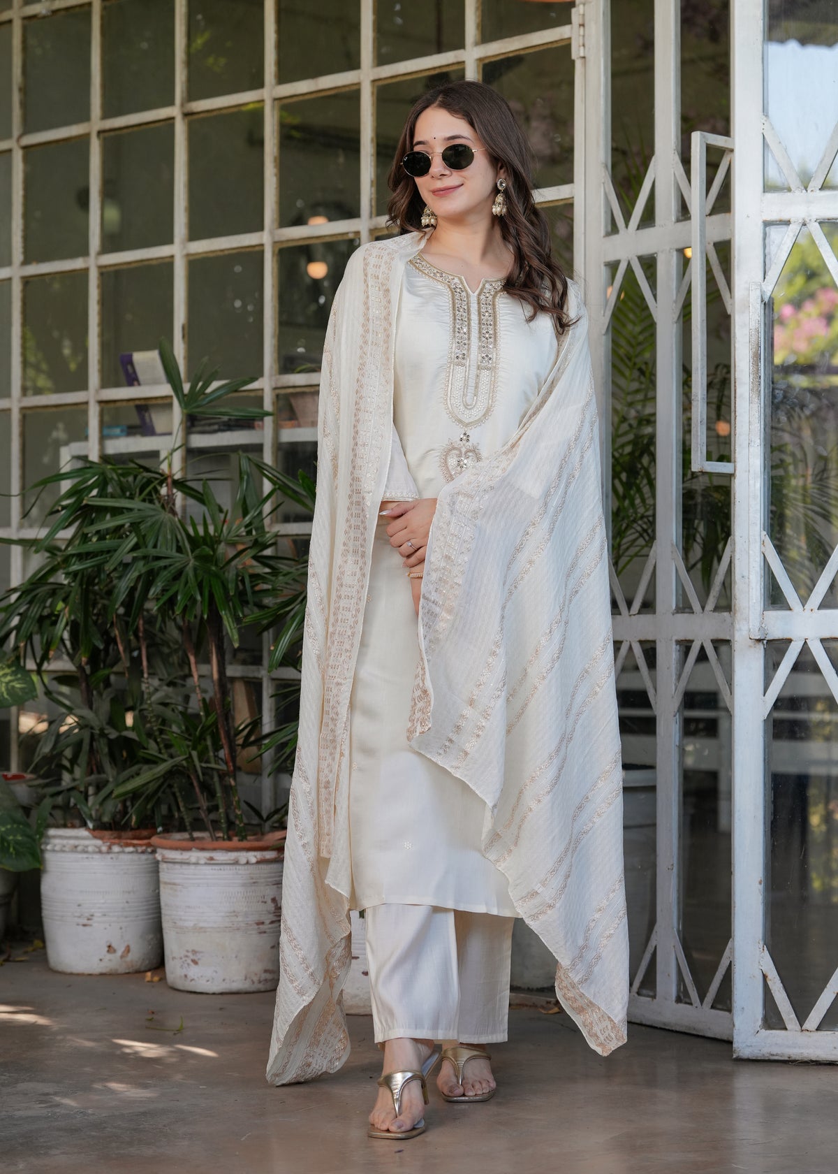 INCREDIBLE OFF-WHITE EMBROIDERED VISCOSE TRADITIONAL PANT SUIT