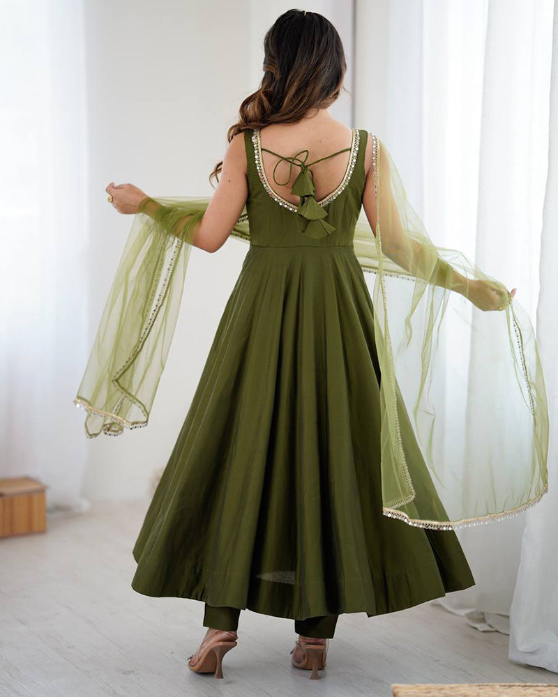 STRIKING GREEN CHANDERI SILK LACE WORK FESTIVE WEAR ANARKALI SUIT