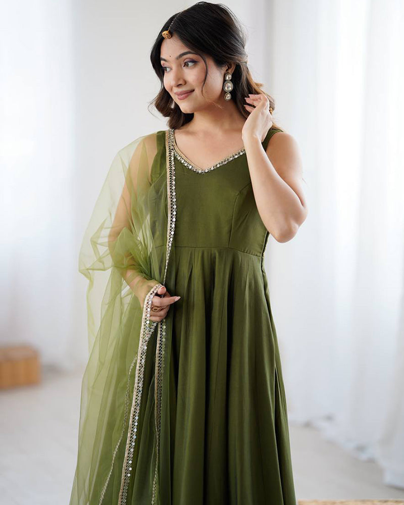 STRIKING GREEN CHANDERI SILK LACE WORK FESTIVE WEAR ANARKALI SUIT