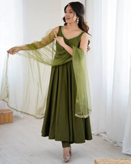 STRIKING GREEN CHANDERI SILK LACE WORK FESTIVE WEAR ANARKALI SUIT